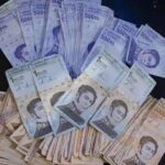 El bolívar de Venezuela se devalúa un 6 % frente al dólar en el último mes