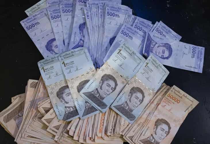 El bolívar de Venezuela se devalúa un 6 % frente al dólar en el último mes
