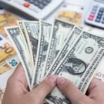 El euro se mantiene en paridad con el dólar tras haber caído temporalmente