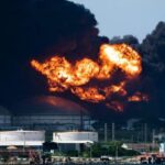 El incendio en dos tanques de crudo sigue activo en el occidente cubano
