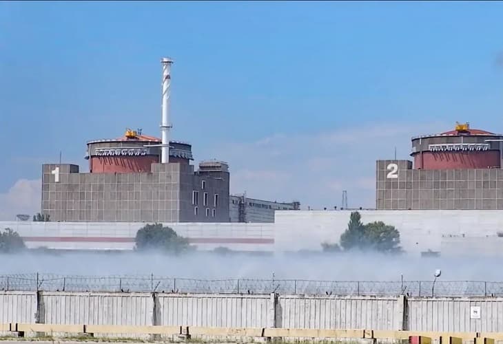 El presidente de Ucrania acusa a Rusia de aumentar el riesgo de un accidente nuclear en la central de Zaporiyia