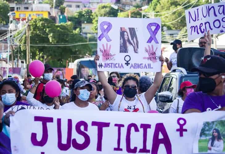 Familiares de joven muerta en celda policial en México piden justicia