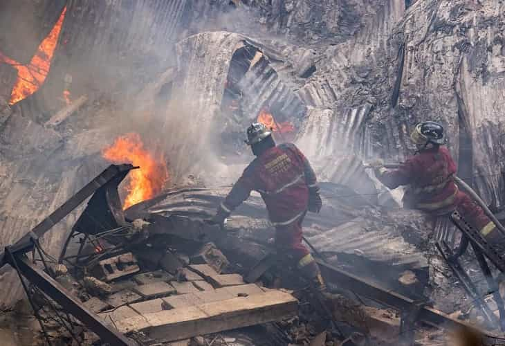 Funcionarios venezolanos controlan un incendio en un almacén del Ministerio de Salud