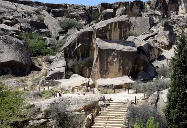 Hallan restos humanos de una posible tumba de hace 10.000 años en Azerbaiyán