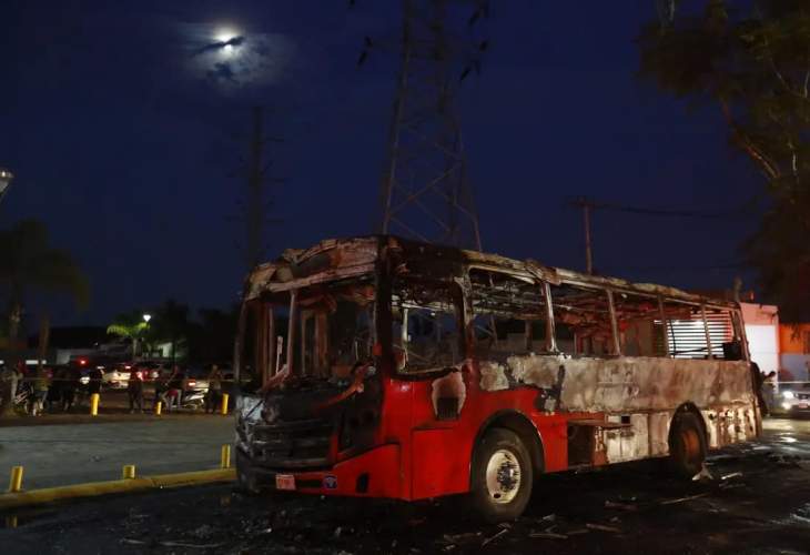 Incendios, 5 arrestos y 1 muerto en enfrentamiento en oeste de México