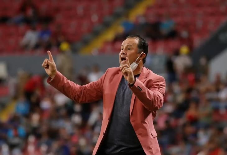 Juan Reynoso firma como técnico de la selección de Perú (1)