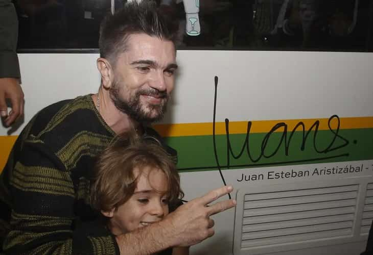 Juanes llega a los 50 sin nostalgia, con una biografía y un álbum en camino