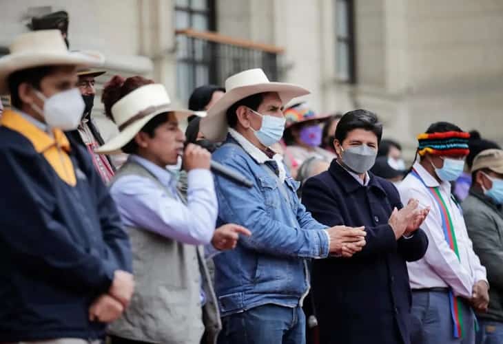 La Justicia peruana cerca el entorno de Castillo y él se enroca con sus fieles