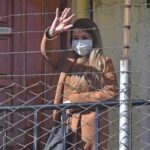 La expresidenta Áñez se gradúa de confección como una forma de resistencia