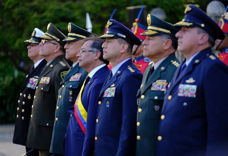 Las Fuerzas Militares rinden honores al presidente Gustavo Petro