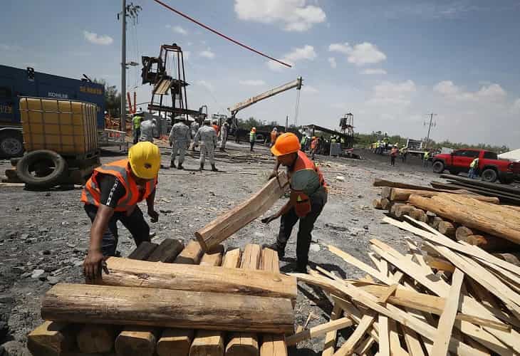 López Obrador asegura que trabajan “día y noche” en rescate de mineros
