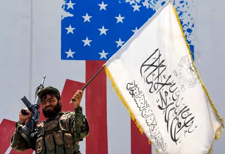 Los talibanes hacen una demostración de fuerza al recordar a EEUU su retirada