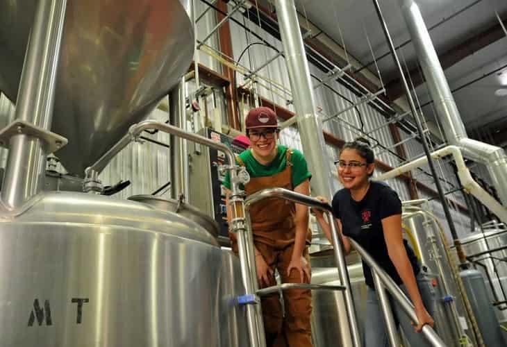 Mujeres de EE.UU. y México se unen en un proyecto pionero de cerveza artesanal