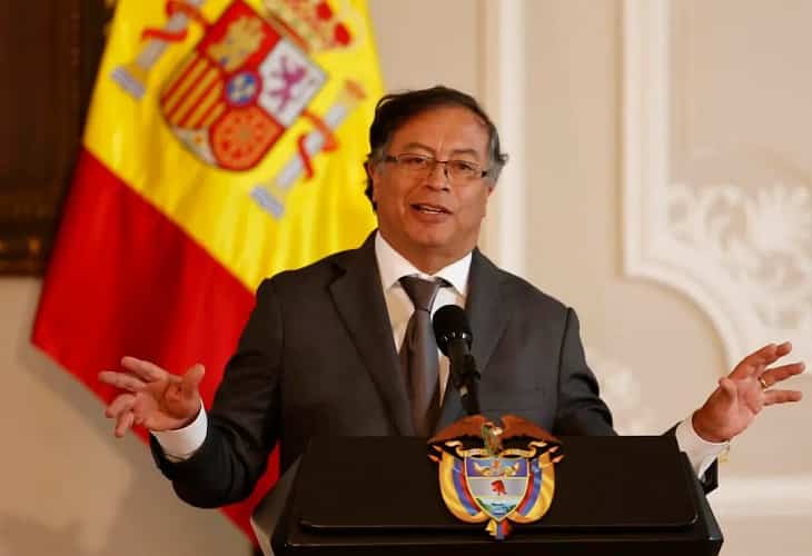 Petro dice que suspender la fumigación aérea no da permiso para sembrar más coca