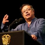 Petro insiste en “crear riqueza” en Colombia con una nueva “política industrial”