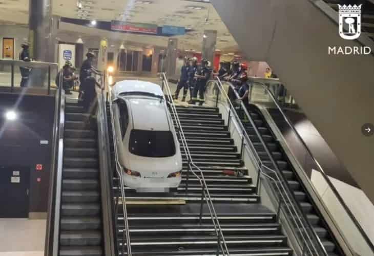 Roba un automóvil y lo empotra en las escaleras de una estación subterránea de Madrid