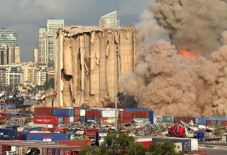 Se derrumba la cara norte de los silos de Beirut, un símbolo de la explosión