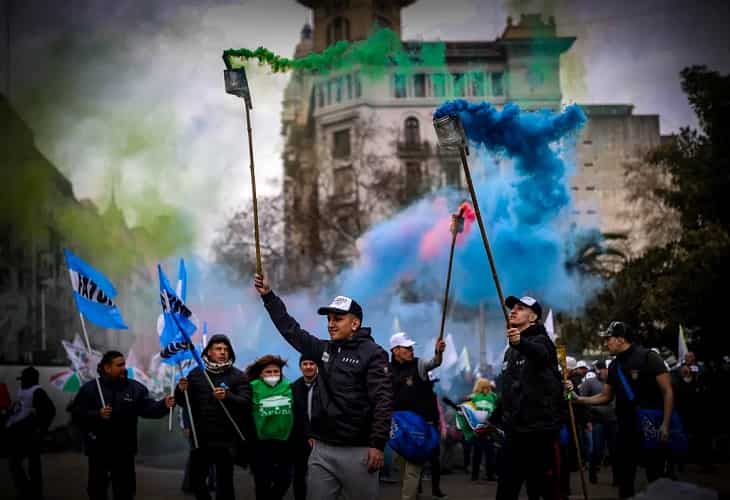 Sindicatos copan la capital de Argentina y piden al Gobierno frenar la inflación