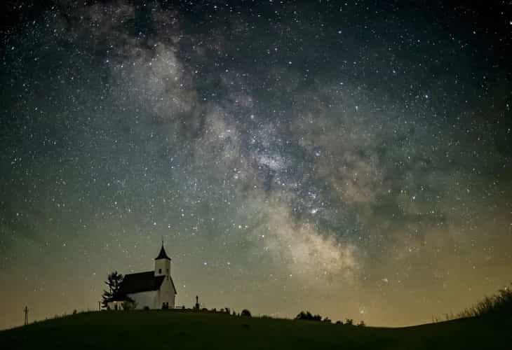 Un estudio revela cómo se formaron las estrellas del centro de la Vía Láctea