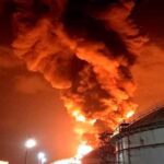 Un grave incendio industrial en Cuba llega a un tercer depósito de combustible