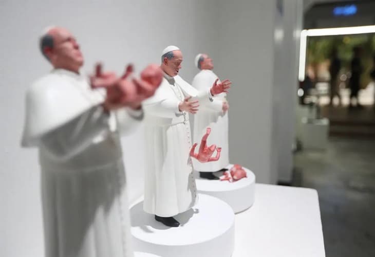 Una escultura del papa Francisco tirando a un bebé causa polémica en México