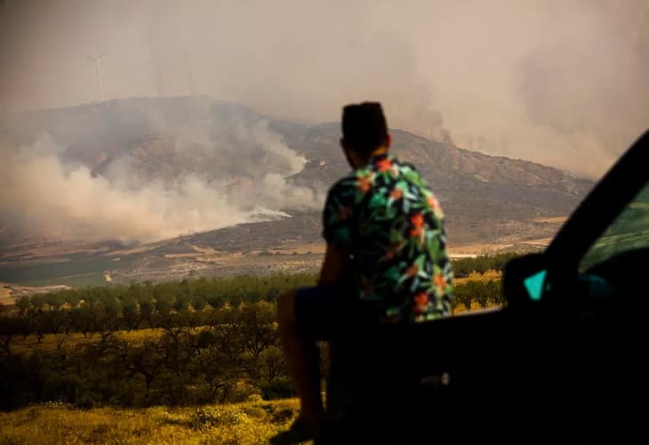 Unos 1.300 evacuados y 8.000 hectáreas quemadas en el noreste de España
