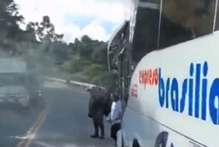 Bus de Brasilia choca con motociclista y lo mata en vía La Costa