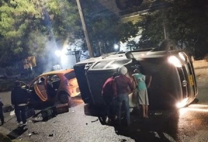 Muere una persona tras choque de dos autos en la vía Machado, en Bello