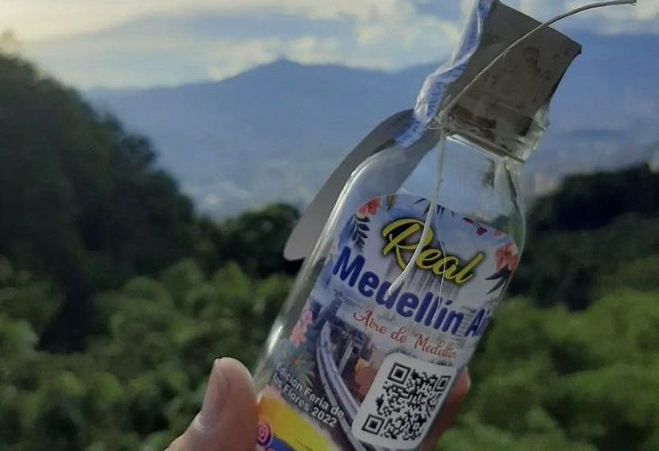 Emprendedor vende botellas con aire de Medellín