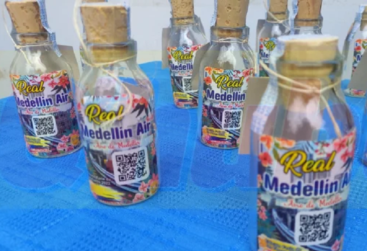 Emprendedor vende botellas con aire de Medellín