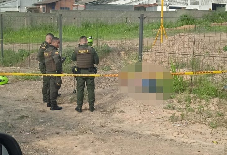 En Menga asesinaron a un hombre que quedó con el celular en la mano