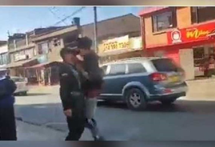Chía: hombre agrede e insulta a un policía en plena calle 