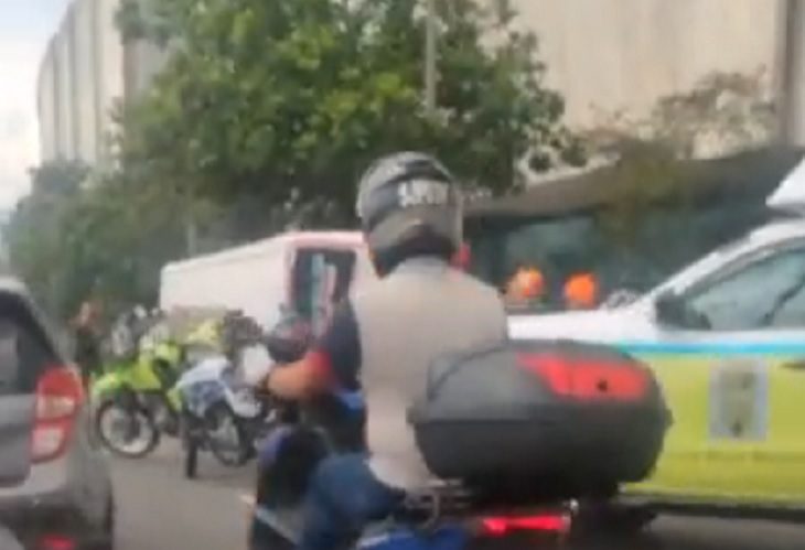 Bus terminó volcado a la altura de sede Bancolombia, este 24-Avenida Los Industriales