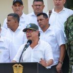 Petro suspende órdenes de captura y extradición a negociadores del ELN