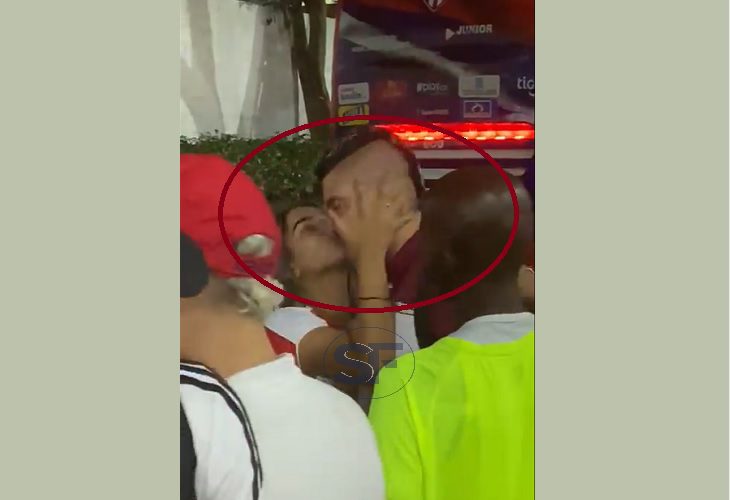 A Michael Rangel le robaron un beso en pleno Metropolitano