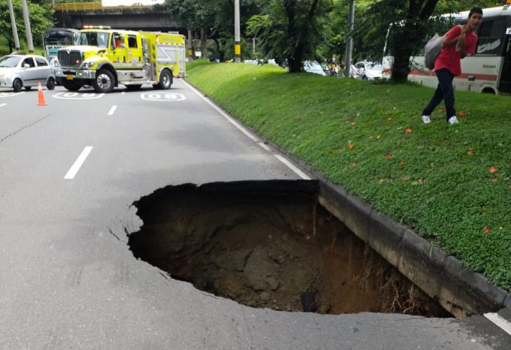 En Medellín trabajan a toda máquina para tapar enorme hueco en La Regional