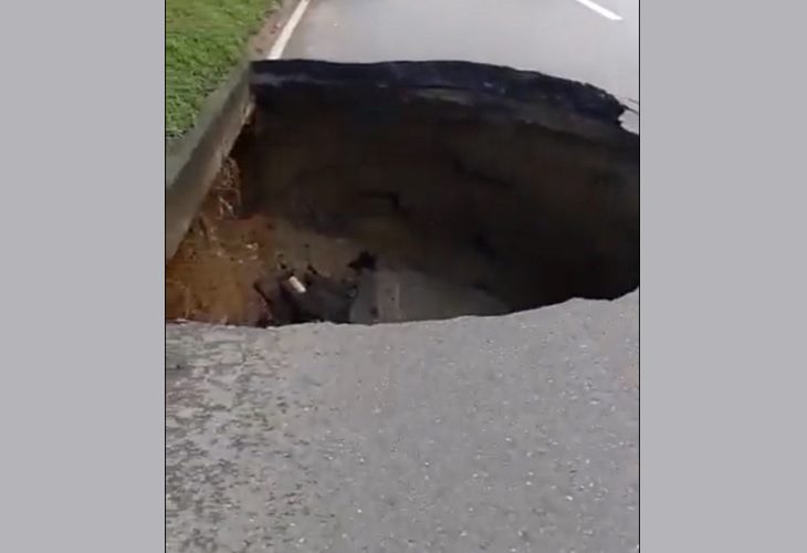 Cierre en avenida Regional de Medellín por tremendo hueco en la vía