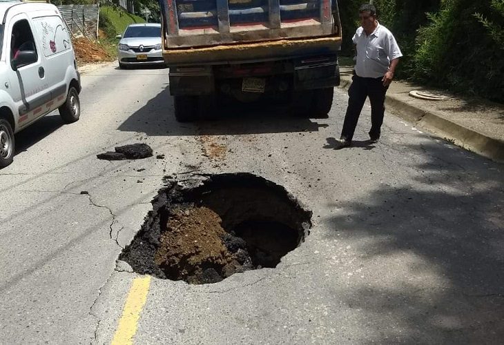 Enorme hueco en la vía provoca cierre en la Loma del Campestre