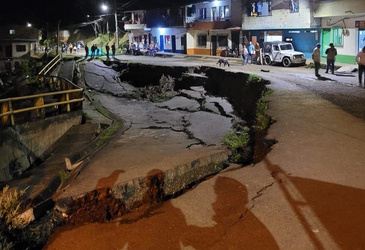 Enorme hueco se abrió en una calle del municipio de Andes