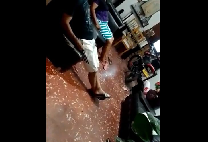 Matan a tres personas en la sala de una casa, en Buga
