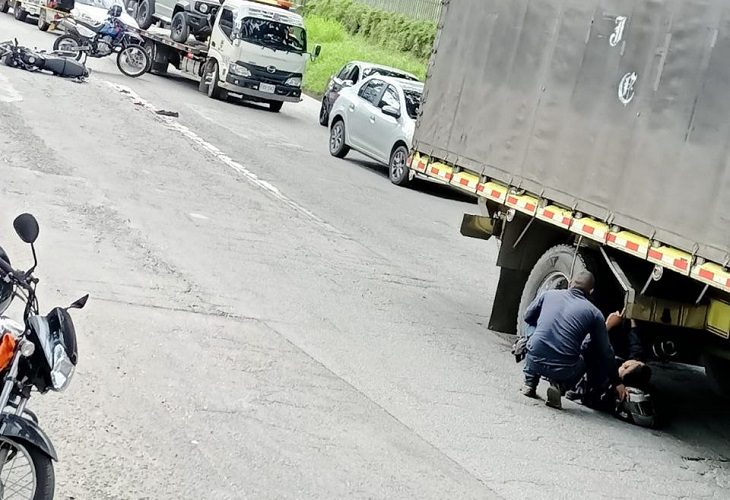 Muere motociclista que quedó debajo de un camión en la Autopista sur