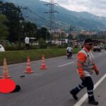 Motociclista murió al caerle encima un poste en vía de Caldas, Antioquia