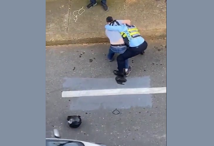 Motociclista y guarda de tránsito se trenzan en una pelea en calle de Medellín