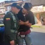 Joven abofetea y humilla a un policía en plena calle de Chía