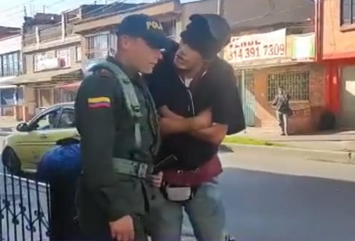 Joven abofetea y humilla a un policía en plena calle de Chía