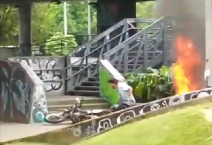 Identifican a hombre que prendió dos motos del Ejército en el Puente de la 4Sur