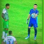 Cruce de Viera y Jarlan en el penal para Nacional este 18