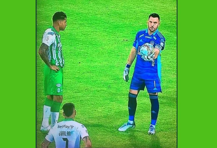 Cruce de Viera y Jarlan en el penal para Nacional este 18