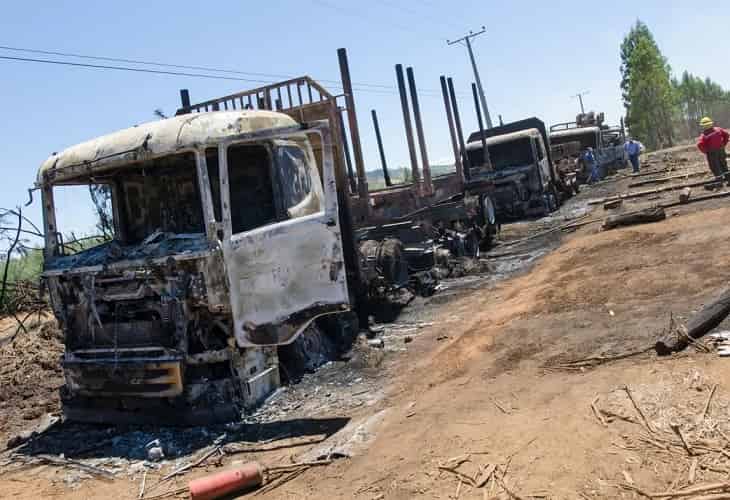 Ataque incendiario en el sur de Chile deja dos camiones quemados