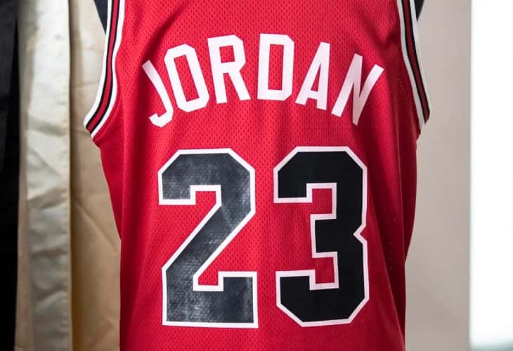 Camiseta de Jordan de la final 1998 rompe récord: 10.09 millones de dólares
